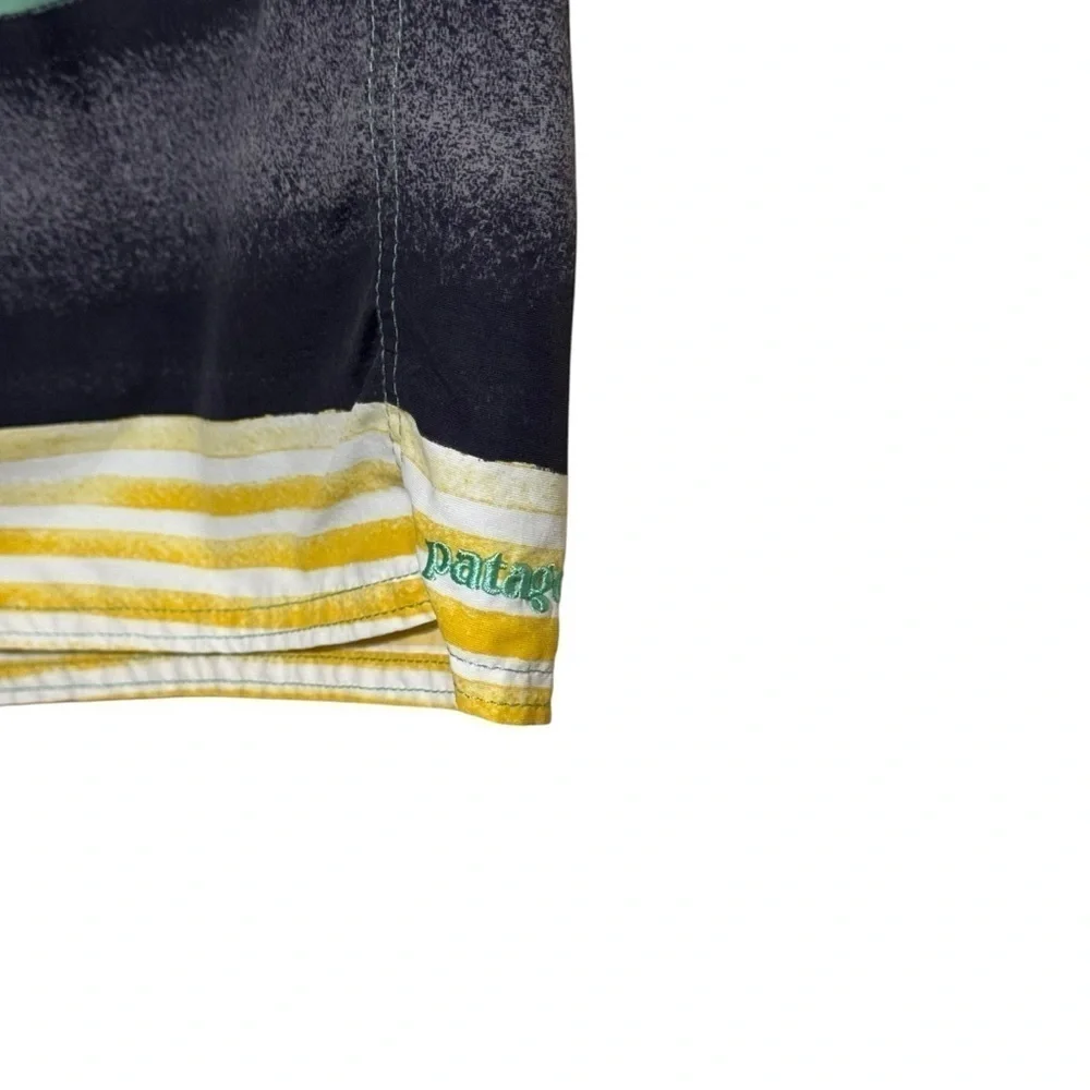 Patagonia  M's Printed Wavefarer Board Shorts